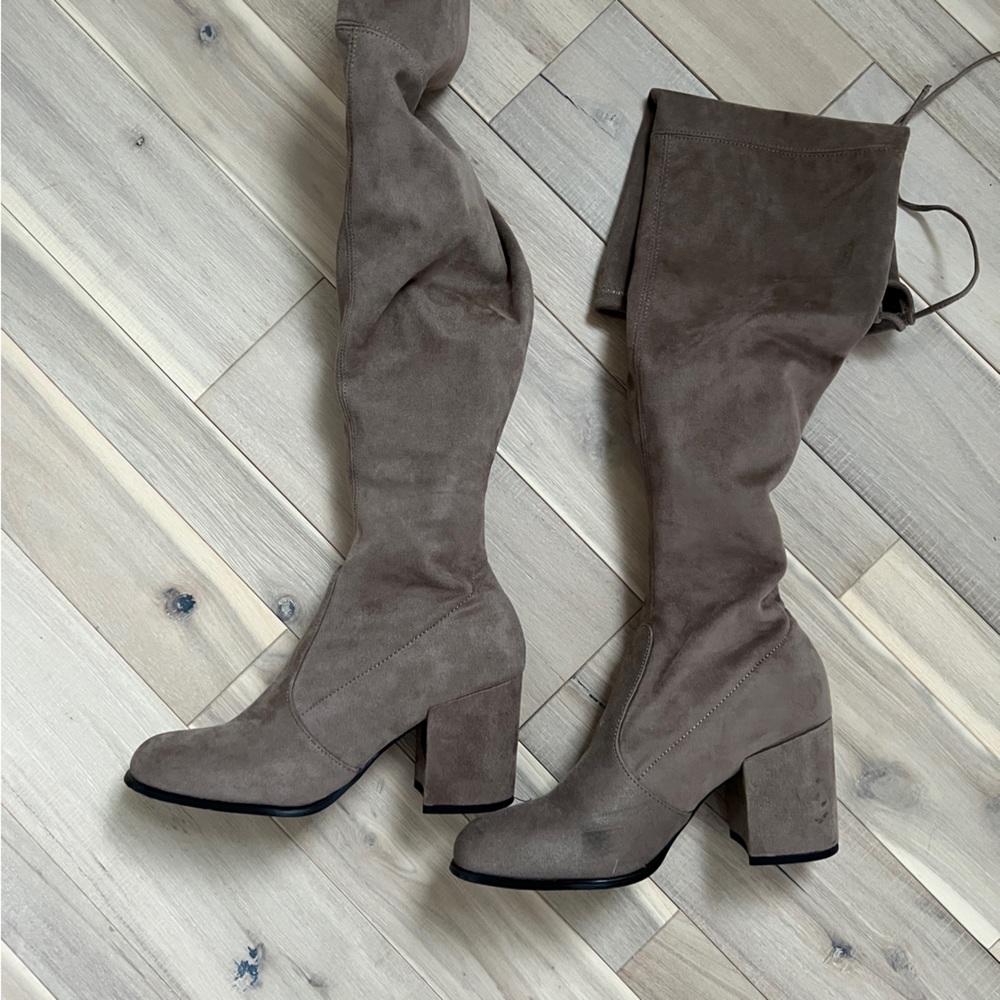 Tight high nude boots